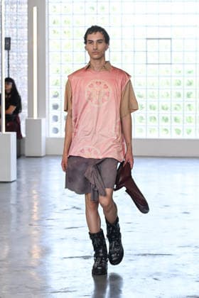 IPA85907696 - Milan, Milan Men™s Fashion Week Spring Summer 2027 - Men™s Fashion, Spring Summer 2027 - Simon Cracker fashion show - runway - pictured: model  Copyright: xSimonaxChiocciax xSimonaxChiocciax 85907696