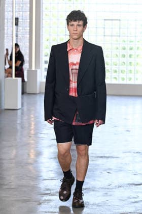 IPA85907703 - Milan, Milan Men™s Fashion Week Spring Summer 2027 - Men™s Fashion, Spring Summer 2027 - Simon Cracker fashion show - runway - pictured: model  Copyright: xSimonaxChiocciax xSimonaxChiocciax 85907703
