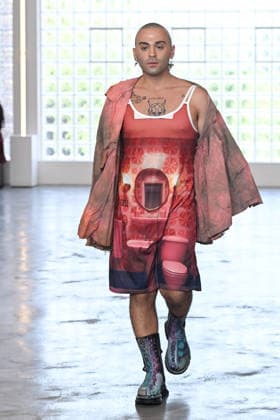 IPA85907707 - Milan, Milan Men™s Fashion Week Spring Summer 2027 - Men™s Fashion, Spring Summer 2027 - Simon Cracker fashion show - runway - pictured: model  Copyright: xSimonaxChiocciax xSimonaxChiocciax 85907707