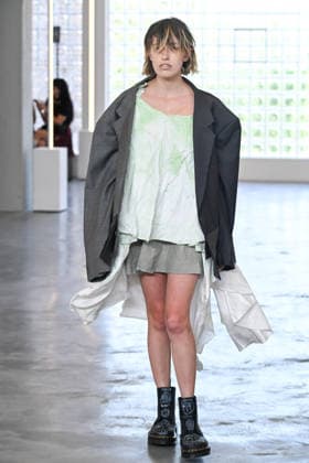 IPA85907715 - Milan, Milan Men™s Fashion Week Spring Summer 2027 - Men™s Fashion, Spring Summer 2027 - Simon Cracker fashion show - runway - pictured: model  Copyright: xSimonaxChiocciax xSimonaxChiocciax 85907715