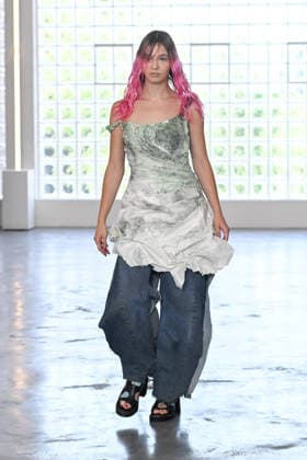 IPA85907719 - Milan, Milan Men™s Fashion Week Spring Summer 2027 - Men™s Fashion, Spring Summer 2027 - Simon Cracker fashion show - runway - pictured: model  Copyright: xSimonaxChiocciax xSimonaxChiocciax 85907719