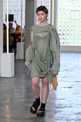 IPA85907730 - Milan, Milan Men™s Fashion Week Spring Summer 2027 - Men™s Fashion, Spring Summer 2027 - Simon Cracker fashion show - runway - pictured: model  Copyright: xSimonaxChiocciax xSimonaxChiocciax 85907730