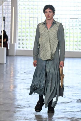 IPA85907744 - Milan, Milan Men™s Fashion Week Spring Summer 2027 - Men™s Fashion, Spring Summer 2027 - Simon Cracker fashion show - runway - pictured: model  Copyright: xSimonaxChiocciax xSimonaxChiocciax 85907744