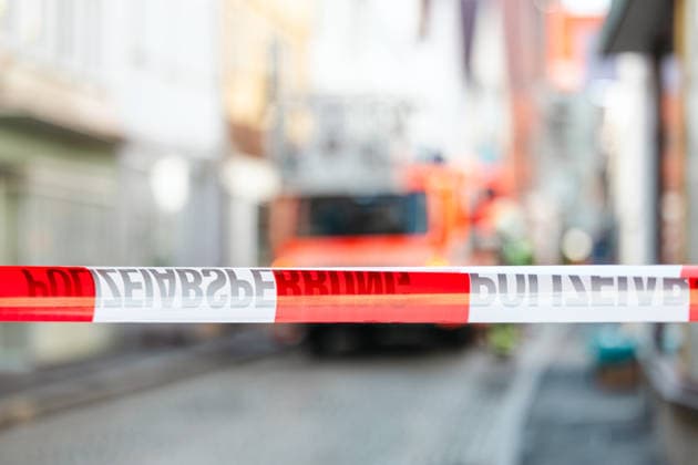 Blaulicht: Dachstuhlbrand in der Kanzleistrasse Reutlingen am 21.06.2026, Blaulicht: Dachstuhlbrand in der Kanzleistrasse Reutlingen am 21.06.2026, Drehleiter hinter Absperrung, Feuerwehr Fahrzeug in der Kanzleistrasse. *** Emergency lights Copyright: xEibner-Pressefoto DimitrixDrofitx EP_ddh