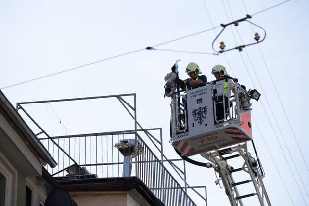 Blaulicht: Dachstuhlbrand in der Kanzleistrasse Reutlingen am 21.06.2026, Blaulicht: Dachstuhlbrand in der Kanzleistrasse Reutlingen am 21.06.2026, Feuerwehr auf Drehleiter. *** Emergency response Copyright: xEibner-Pressefoto DimitrixDrofitx EP_ddh