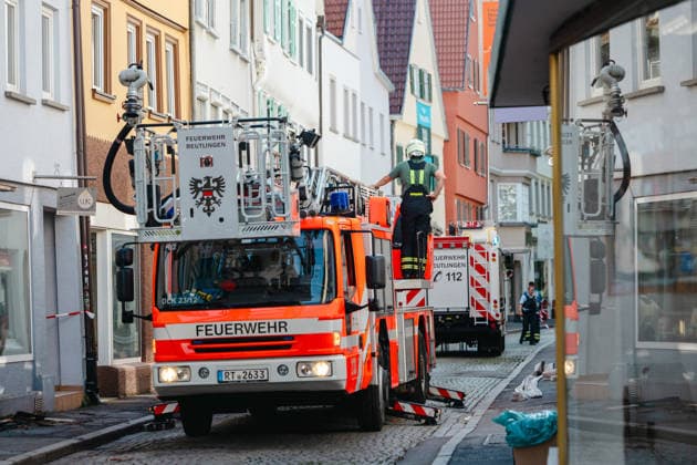 Blaulicht: Dachstuhlbrand in der Kanzleistrasse Reutlingen am 21.06.2026, Blaulicht: Dachstuhlbrand in der Kanzleistrasse Reutlingen am 21.06.2026, Drehleiter hinter Absperrung, Feuerwehr Fahrzeug in der Kanzleistrasse. *** Emergency lights Copyright: xEibner-Pressefoto DimitrixDrofitx EP_ddh