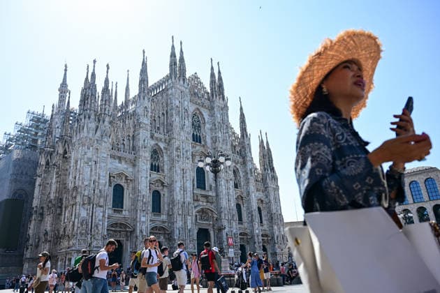 Heatwave in Milan, Italy MILAN, ITALY - JUNE 21: A woman protects from the heat with a hat during a heatwave in Milan, Italy on June 21, 2026 Piero Cruciatti Anadolu Milan Italy. Editorial use only. Please get in touch for any other usage.  Copyright: x2026xAnadoluxPieroxCruciattix