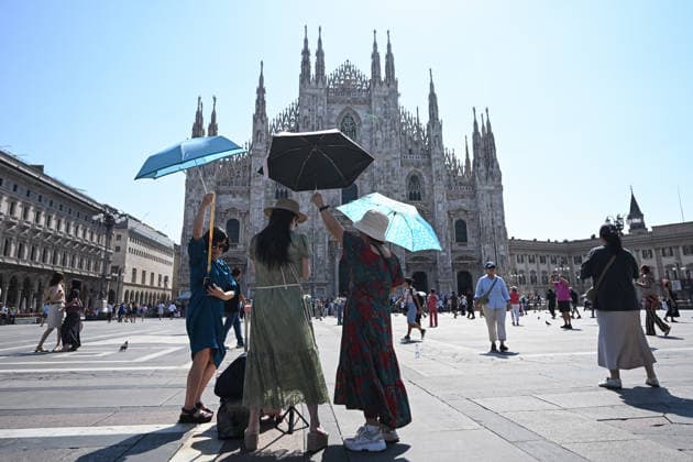 Heatwave in Milan, Italy MILAN, ITALY - JUNE 21: People protect from the heat during a heatwave in Milan, Italy on June 21, 2026 Piero Cruciatti Anadolu Milan Italy. Editorial use only. Please get in touch for any other usage.  Copyright: x2026xAnadoluxPieroxCruciattix