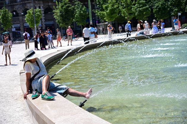Heatwave in Milan, Italy MILAN, ITALY - JUNE 21: A woman cools herself in a fountain during a heatwave in Milan, Italy on June 21, 2026 Piero Cruciatti Anadolu Milan Italy. Editorial use only. Please get in touch for any other usage.  Copyright: x2026xAnadoluxPieroxCruciattix