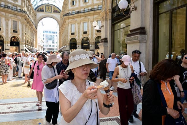 Heatwave in Milan, Italy MILAN, ITALY - JUNE 21: A woman eats an ice cream during a heatwave in Milan, Italy on June 21, 2026 Piero Cruciatti Anadolu Milan Italy. Editorial use only. Please get in touch for any other usage.  Copyright: x2026xAnadoluxPieroxCruciattix