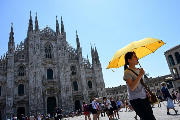 Heatwave in Milan, Italy MILAN, ITALY - JUNE 21: A woman uses an umbrella to protect from the heat during a heatwave in Milan, Italy on June 21, 2026 Piero Cruciatti Anadolu Milan Italy. Editorial use only. Please get in touch for any other usage.  Copyright: x2026xAnadoluxPieroxCruciattix