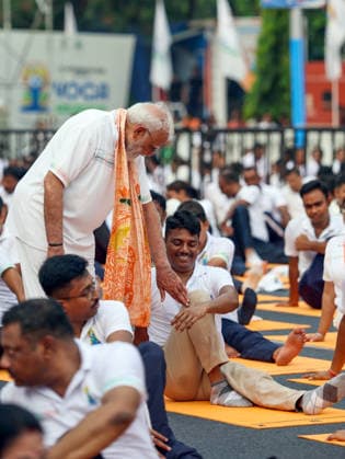 PM Modi takes part in 12th International Day of Yoga celebrations Kolkata, Jun 21 (ANI): Prime Minister Narendra Modi interacts with a man during the 12th International Day of Yoga celebrations, in Kolkata on Sunday. (DPR PMO ANI Photo) Kolkata West Bengal India Copyright: xANIx ANI_20260621001