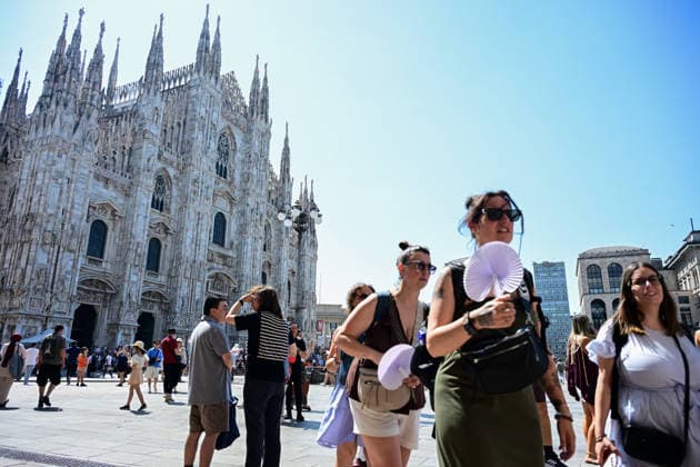 Heatwave in Milan, Italy MILAN, ITALY - JUNE 21: A woman waves a fan during a heatwave in Milan, Italy on June 21, 2026 Piero Cruciatti Anadolu Milan Italy. Editorial use only. Please get in touch for any other usage.  Copyright: x2026xAnadoluxPieroxCruciattix