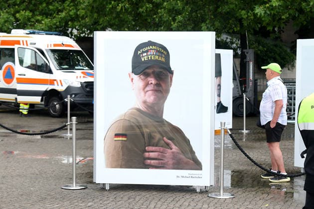 veteranentag berlin Berlin, 21.06.2026 Bundestagspräsidentin Julia Klöckner eröffnet die Fotoazustellung von Fotograf und Sänger Bryan Adams zum Nationalen Veteranentag *** Veterans Day in Berlin, Berlin, June 21, 2026 Copyright: xMatthiasxGränzdörferx
