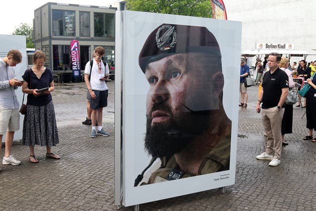 veteranentag berlin Berlin, 21.06.2026 Bundestagspräsidentin Julia Klöckner eröffnet die Fotoazustellung von Fotograf und Sänger Bryan Adams zum Nationalen Veteranentag *** Veterans Day in Berlin, Berlin, June 21, 2026 Copyright: xMatthiasxGränzdörferx