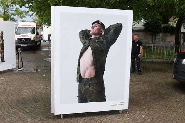 veteranentag berlin Berlin, 21.06.2026 Bundestagspräsidentin Julia Klöckner eröffnet die Fotoazustellung von Fotograf und Sänger Bryan Adams zum Nationalen Veteranentag *** Veterans Day in Berlin, Berlin, June 21, 2026 Copyright: xMatthiasxGränzdörferx