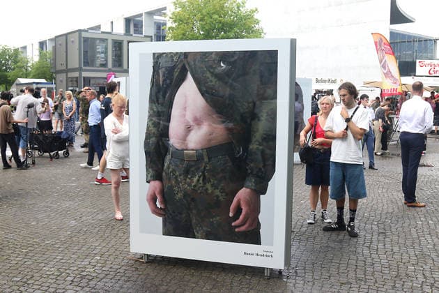 veteranentag berlin Berlin, 21.06.2026 Bundestagspräsidentin Julia Klöckner eröffnet die Fotoazustellung von Fotograf und Sänger Bryan Adams zum Nationalen Veteranentag *** Veterans Day in Berlin, Berlin, June 21, 2026 Copyright: xMatthiasxGränzdörferx