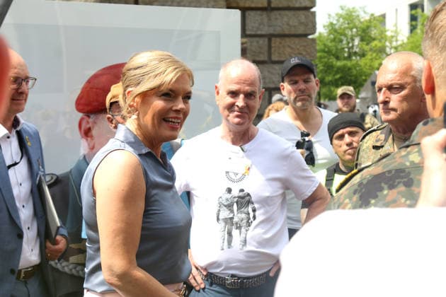 veteranentag berlin Berlin, 21.06.2026 Bundestagspräsidentin Julia Klöckner eröffnet die Fotoazustellung von Fotograf und Sänger Bryan Adams zum Nationalen Veteranentag *** Veterans Day in Berlin, Berlin, June 21, 2026 Copyright: xMatthiasxGränzdörferx