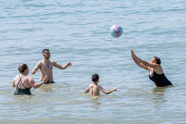 June 21, 2026, Brighton, UK: London, UK. Sunseekers cool off in the sea as they enjoy the warm sunshine on Brighton Beach, East Sussex today as weather forecasters predict another heatwave for the South of the country. The Met Office has issued Amber alerts for Ã¢â‚¬ËœExtreme HeatÃ¢â‚¬â ¢ today with highs of over 38c for London and the South East by Wednesday. Brighton UK  - ZUMAl94_ 20260621_zaf_l94_002 Copyright: xAlexxLentatix