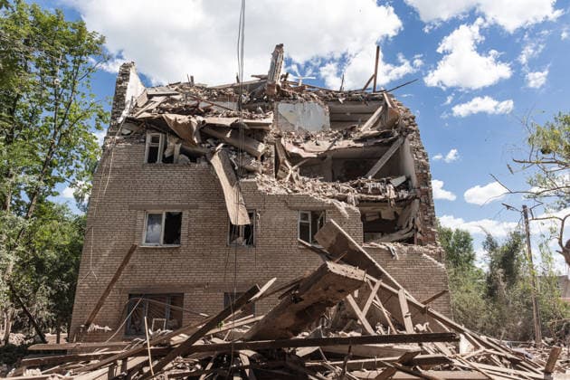 Aftermath of Russian airstrike in Sloviansk SLOVIANSK, UKRAINE - JUNE 21: The aftermath of a Russian attack using a multiple rocket launcher system on a neighbourhood in the city of Sloviansk, Ukraine, 21 June 2026 Diego Herrera Carcedo Anadolu Sloviansk Ukraine. Editorial use only. Please get in touch for any other usage.  Copyright: x2026xAnadoluxDiegoxHerreraxCarcedox