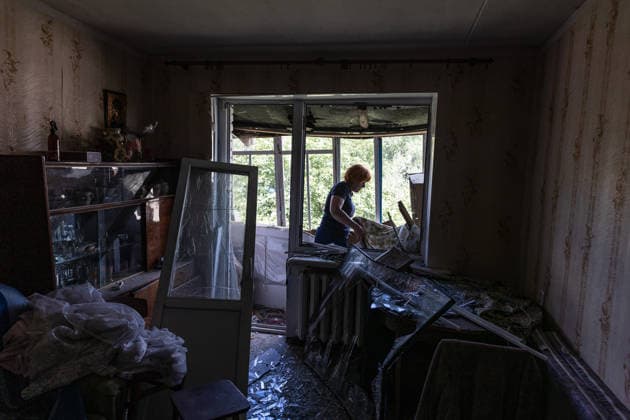 Aftermath of Russian airstrike in Sloviansk SLOVIANSK, UKRAINE - JUNE 21: A woman clears rubble from her home following a Russian attack using a multiple rocket launcher system on a neighbourhood in the city of Sloviansk, Ukraine, 21 June 2026 Diego Herrera Carcedo Anadolu Sloviansk Ukraine. Editorial use only. Please get in touch for any other usage.  Copyright: x2026xAnadoluxDiegoxHerreraxCarcedox