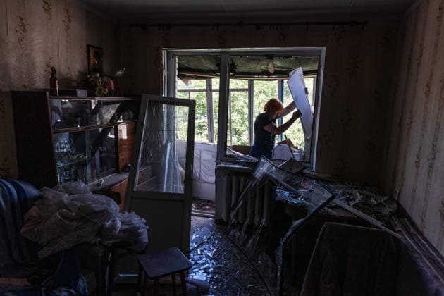 Aftermath of Russian airstrike in Sloviansk SLOVIANSK, UKRAINE - JUNE 21: A woman clears rubble from her home following a Russian attack using a multiple rocket launcher system on a neighbourhood in the city of Sloviansk, Ukraine, 21 June 2026 Diego Herrera Carcedo Anadolu Sloviansk Ukraine. Editorial use only. Please get in touch for any other usage.  Copyright: x2026xAnadoluxDiegoxHerreraxCarcedox