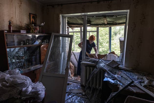 Aftermath of Russian airstrike in Sloviansk SLOVIANSK, UKRAINE - JUNE 21: A woman clears rubble from her home following a Russian attack using a multiple rocket launcher system on a neighbourhood in the city of Sloviansk, Ukraine, 21 June 2026 Diego Herrera Carcedo Anadolu Sloviansk Ukraine. Editorial use only. Please get in touch for any other usage.  Copyright: x2026xAnadoluxDiegoxHerreraxCarcedox