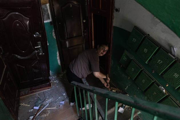 Aftermath of Russian airstrike in Sloviansk SLOVIANSK, UKRAINE - JUNE 21: A woman clears rubble from her home following a Russian attack using a multiple rocket launcher system on a neighbourhood in the city of Sloviansk, Ukraine, 21 June 2026 Diego Herrera Carcedo Anadolu Sloviansk Ukraine. Editorial use only. Please get in touch for any other usage.  Copyright: x2026xAnadoluxDiegoxHerreraxCarcedox