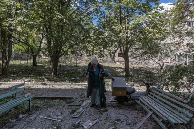 Aftermath of Russian airstrike in Sloviansk SLOVIANSK, UKRAINE - JUNE 21: A woman walks through the rubble at her home following a Russian attack using a multiple rocket launcher system on a neighbourhood in the city of Sloviansk, Ukraine, 21 June 2026 Diego Herrera Carcedo Anadolu Sloviansk Ukraine. Editorial use only. Please get in touch for any other usage.  Copyright: x2026xAnadoluxDiegoxHerreraxCarcedox