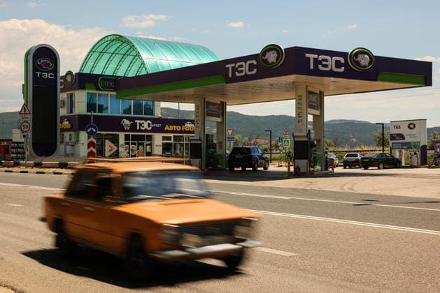 RUSSIA, SEVASTOPOL - JUNE 21, 2026: A car drives past a TES filling station Sevastopol Russia  - ZUMAt113 20260621_zaa_t113_101 Copyright: xMaximxChurusovx