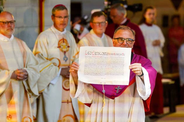 Der katholische Theologe Heiner Wilmer wird im Muensteraner Dom offiziell als 77. Bischof von Muenster in sein Amt eingefuehrt (Foto vom 21.06.2026, im Bild: Dompropst Hans-Bernd Koeppen praesentiert das paepstliche Ernennungsschreiben). Er folgt an der Spitze des mitgliederstaerksten deutschen Bistums mit rund 1,6 Millionen Katholiken auf Felix Genn. Dieser war im Maerz 2025 mit 75 Jahren aus Altersgruenden als Muensteraner Bischof zurueckgetreten. Wilmer war bislang Bischof von Hildesheim. Seit Ende Februar ist der 65-Jaehrige auch Vorsitzender der katholischen Deutschen Bischofskonferenz. (Siehe epd-Meldung vom 21.06.2026) EDITORIAL USE ONLY *** Catholic theologian Heiner Wilmer is officially installed as the 77th Bishop of Münster in Mü Copyright: epd-bild DetlefxHeese epd-Bischof-Wilmeer-MS-302_b