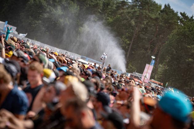 View of the festival grounds with the audience, June 21, 2026 Snow cannon to cool off festivalgoers Hurricane Music Festival 2026 in Scheeßel, Lower Saxony, Scheeßel, Lower Saxony, Germany Festival grounds,detected_source_language