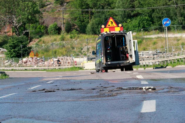 STOCKHOLM, SVERIGE 20260621 Roslagsvägen fran Roslagstull till Albano i riktning mot Norrtälje stängdes av pa grund av översvämning pa söndagseftermiddagen. Stockholm vatten- och avfall pa plats. STOCKHOLM SVERIGE x11700x *** STOCKHOLM, SWEDEN 20260621 Roslagsvägen from Roslagstull to Albano in the direction of Norrtälje was closed due to flooding on Sunday afternoon. Stockholm Water and Waste Management on site. STOCKHOLM, SWEDEN x11700x,detected_source_language  Copyright: xMagnusxGrimstedt TTx ÖVERSVÄMNING ROSLAGSTULL DiEzXxqFrKs