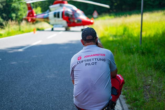 Motorradfahrer stürzt in Böschung Ersthelferin verletzt Rettungshubschrauber im Einsatz Am 21.06.2026 kam es auf der L3196 zwischen Marjoß und Bellings zu einem schweren Unfall. Ein 20-jähriger Motorradfahrer verlor im Kurvenbereich die Kontrolle über seine Yamaha und stürzte in die Böschung. Dabei wurde auch eine Ersthelferin verletzt, die zu dem Mann gelangen wollte. Der Motorradfahrer wurde mit einem Rettungshubschrauber in eine Frankfurter Klinik geflogen. Die Landesstraße war für die Dauer der Rettungsarbeiten bis 16 Uhr voll gesperrt. Steinau an der Straße L3196 Steinau Bellings - Steinau Hessen Deutschland *** Motorcyclist Crashes into Embankment; First Responder Injured; Rescue Helicopter Dispatched On June 21, 202