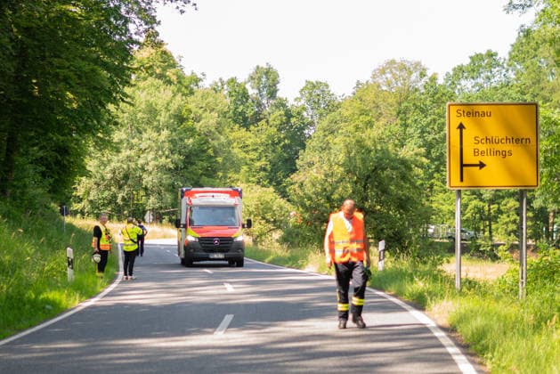 Motorradfahrer stürzt in Böschung Ersthelferin verletzt Rettungshubschrauber im Einsatz Am 21.06.2026 kam es auf der L3196 zwischen Marjoß und Bellings zu einem schweren Unfall. Ein 20-jähriger Motorradfahrer verlor im Kurvenbereich die Kontrolle über seine Yamaha und stürzte in die Böschung. Dabei wurde auch eine Ersthelferin verletzt, die zu dem Mann gelangen wollte. Der Motorradfahrer wurde mit einem Rettungshubschrauber in eine Frankfurter Klinik geflogen. Die Landesstraße war für die Dauer der Rettungsarbeiten bis 16 Uhr voll gesperrt. Steinau an der Straße L3196 Steinau Bellings - Steinau Hessen Deutschland *** Motorcyclist Crashes into Embankment; First Responder Injured; Rescue Helicopter Dispatched On June 21, 202