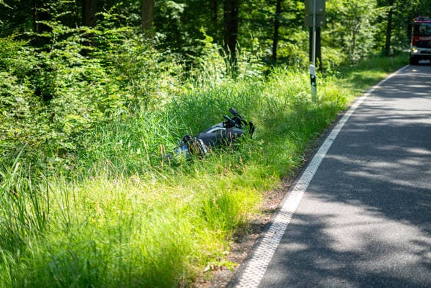 Motorradfahrer stürzt in Böschung Ersthelferin verletzt Rettungshubschrauber im Einsatz Am 21.06.2026 kam es auf der L3196 zwischen Marjoß und Bellings zu einem schweren Unfall. Ein 20-jähriger Motorradfahrer verlor im Kurvenbereich die Kontrolle über seine Yamaha und stürzte in die Böschung. Dabei wurde auch eine Ersthelferin verletzt, die zu dem Mann gelangen wollte. Der Motorradfahrer wurde mit einem Rettungshubschrauber in eine Frankfurter Klinik geflogen. Die Landesstraße war für die Dauer der Rettungsarbeiten bis 16 Uhr voll gesperrt. Steinau an der Straße L3196 Steinau Bellings - Steinau Hessen Deutschland *** Motorcyclist Crashes into Embankment; First Responder Injured; Rescue Helicopter Dispatched On June 21, 202