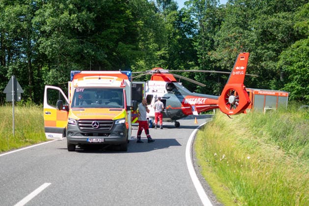 Motorradfahrer stürzt in Böschung Ersthelferin verletzt Rettungshubschrauber im Einsatz Am 21.06.2026 kam es auf der L3196 zwischen Marjoß und Bellings zu einem schweren Unfall. Ein 20-jähriger Motorradfahrer verlor im Kurvenbereich die Kontrolle über seine Yamaha und stürzte in die Böschung. Dabei wurde auch eine Ersthelferin verletzt, die zu dem Mann gelangen wollte. Der Motorradfahrer wurde mit einem Rettungshubschrauber in eine Frankfurter Klinik geflogen. Die Landesstraße war für die Dauer der Rettungsarbeiten bis 16 Uhr voll gesperrt. Steinau an der Straße L3196 Steinau Bellings - Steinau Hessen Deutschland *** Motorcyclist Crashes into Embankment; First Responder Injured; Rescue Helicopter Dispatched On June 21, 202