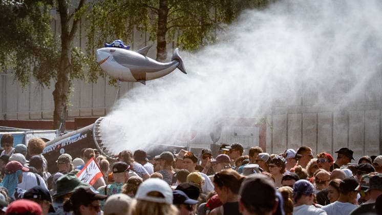 View of the festival grounds with the audience, June 21, 2026 Snow cannon to cool off festivalgoers Hurricane Music Festival 2026 in Scheeßel, Lower Saxony, Scheeßel, Lower Saxony, Germany Festival grounds,detected_source_language