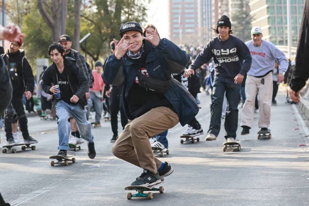 Santiago, June 21, 2026 Skaters of all ages and genders gather at the Escuela Militar Bridge to celebrate World Skateboarding Day and skate down Apoquindo Avenue in Las Condes. Diego Martin Aton Chile, Aton 1166816 jpeg,detected_source_language  Copyright: DIEGOxMARTIN ATONxCHILE