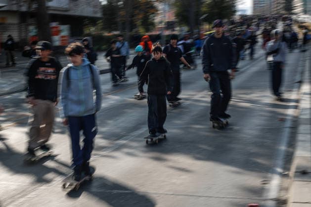 Santiago, June 21, 2026 Skaters of all ages and genders gather at the Escuela Militar Bridge to celebrate World Skateboarding Day and skate down Apoquindo Avenue in Las Condes. Diego Martin Aton Chile, Aton 1166819 jpeg,detected_source_language  Copyright: DiegoxMartin