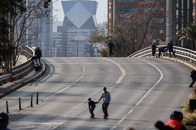 Santiago, June 21, 2026 Skaters of all ages and genders gather at the Escuela Militar Bridge to celebrate World Skateboarding Day and skate down Apoquindo Avenue in Las Condes. Diego Martin Aton Chile, Aton 1166798 jpeg,detected_source_language  Copyright: DIEGOxMARTIN ATONxCHILE