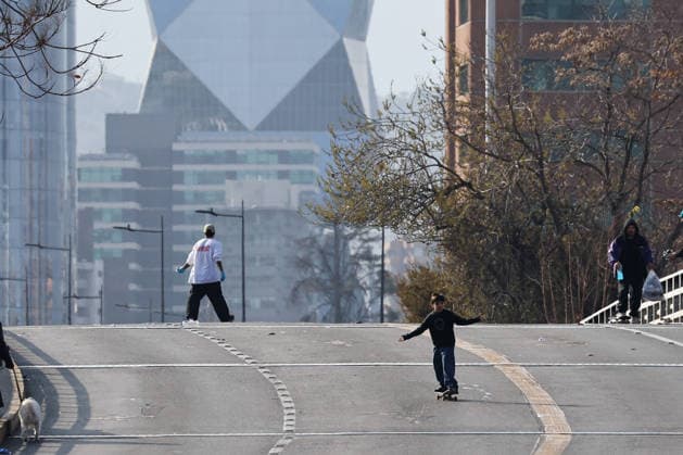 Santiago, June 21, 2026 Skaters of all ages and genders gather at the Escuela Militar Bridge to celebrate World Skateboarding Day and skate down Apoquindo Avenue in Las Condes. Diego Martin Aton Chile, Aton 1166799 jpeg,detected_source_language  Copyright: DIEGOxMARTIN ATONxCHILE