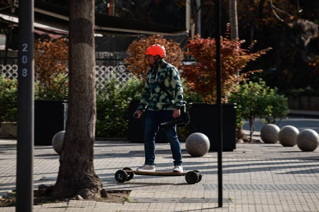 Santiago, June 21, 2026 Skaters of all ages and genders gather at the Escuela Militar Bridge to celebrate World Skateboarding Day and skate down Apoquindo Avenue in Las Condes. Diego Martin Aton Chile, Aton 1166807 jpeg,detected_source_language  Copyright: DIEGOxMARTIN ATONxCHILE