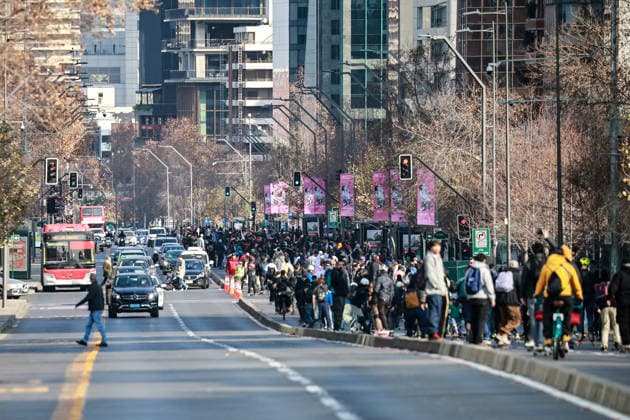 Santiago, June 21, 2026 Skaters of all ages and genders gather at the Escuela Militar Bridge to celebrate World Skateboarding Day and skate down Apoquindo Avenue in Las Condes. Diego Martin Aton, Chile, Aton 1166808 jpeg,detected_source_language  Copyright: DIEGOxMARTIN ATONxCHILE