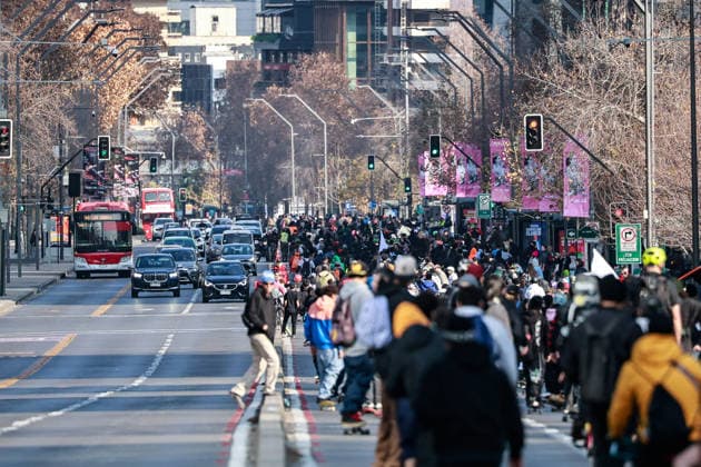 Santiago, June 21, 2026 Skaters of all ages and genders gather at the Escuela Militar Bridge to celebrate World Skateboarding Day and skate down Apoquindo Avenue in Las Condes. Diego Martin Aton Chile, Aton 1166810 jpeg,detected_source_language  Copyright: DIEGOxMARTIN ATONxCHILE