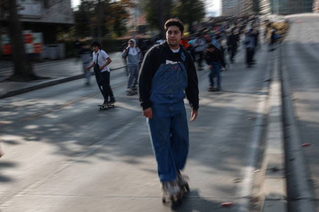 Santiago, June 21, 2026 Skaters of all ages and genders gather at the Escuela Militar Bridge to celebrate World Skateboarding Day and skate down Apoquindo Avenue in Las Condes. Diego Martin Aton, Chile, Aton 1166821 jpeg,detected_source_language  Copyright: DiegoxMartin