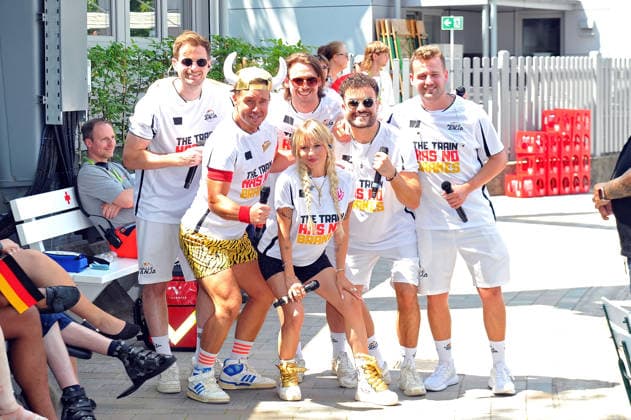 ZDF - Fernsehgarten. Sängerin Mia Julia Brückner , Sänger Lorenz Büffel ( Stefan Scheichel-Gierten ) und Malle Anja während der ZDF - Unterhaltungsshow Fernsehgarten am 21.06.2026 in Mainz. 20260621MWI129499 *** ZDF Fernsehgarten singer Mia Julia Brückner, singer Lorenz Büffel, Stefan Scheichel Gierten, and Malle Anja during the ZDF entertainment show Fernsehgarten on June 21, 2026, in Mainz 20260621MWI129499,detected_source_language