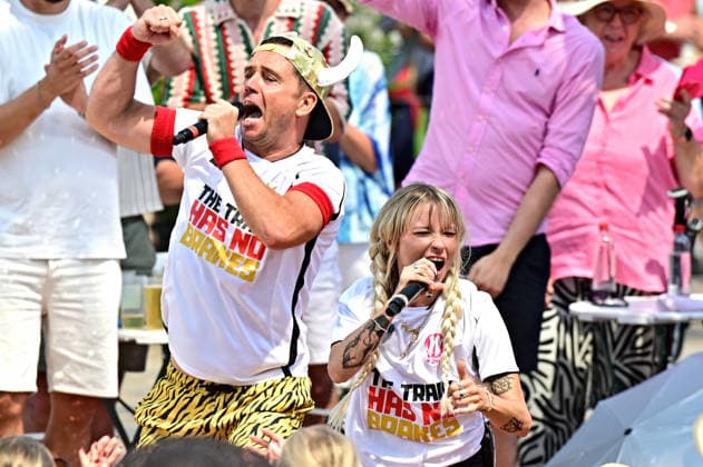 ZDF - Fernsehgarten. Sängerin Mia Julia Brückner und Sänger Lorenz Büffel ( Stefan Scheichel-Gierten ) während der ZDF - Unterhaltungsshow Fernsehgarten am 21.06.2026 in Mainz. 20260621MWI129005 *** ZDF Fernsehgarten singer Mia Julia Brückner and singer Lorenz Büffel Stefan Scheichel Gierten during the ZDF entertainment show Fernsehgarten on June 21, 2026, in Mainz 20260621MWI129005,detected_source_language