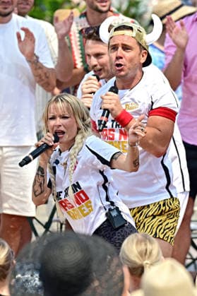 ZDF - Fernsehgarten. Sängerin Mia Julia Brückner und Sänger Lorenz Büffel ( Stefan Scheichel-Gierten ) während der ZDF - Unterhaltungsshow Fernsehgarten am 21.06.2026 in Mainz. 20260621MWI129013 *** ZDF Fernsehgarten singer Mia Julia Brückner and singer Lorenz Büffel Stefan Scheichel Gierten during the ZDF entertainment show Fernsehgarten on June 21, 2026, in Mainz 20260621MWI129013,detected_source_language