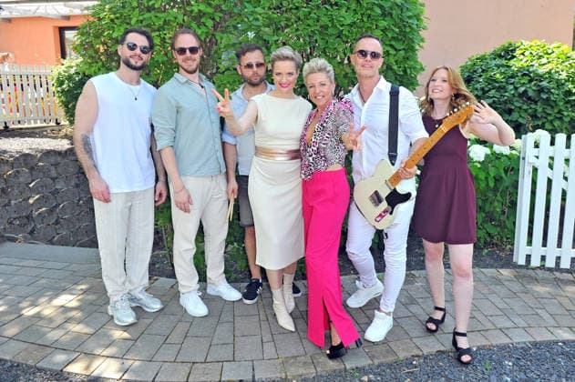 ZDF - Fernsehgarten. Sängerin Alexandra Hofmann ( Alexandra Geiger ) mit ihrer Band während der ZDF - Unterhaltungsshow Fernsehgarten am 21.06.2026 in Mainz. 20260621MWI129597 *** ZDF Fernsehgarten singer Alexandra Hofmann (Alexandra Geiger) with her band during the ZDF entertainment show Fernsehgarten on June 21, 2026, in Mainz 20260621MWI129597,detected_source_language